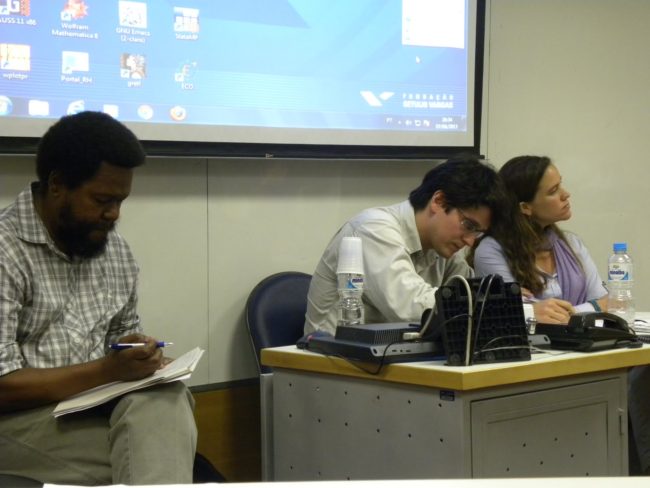 Itamar Silva, do Ibase, Rafael Soares, da PUC-Rio, e Theresa Williamson, da ComCat