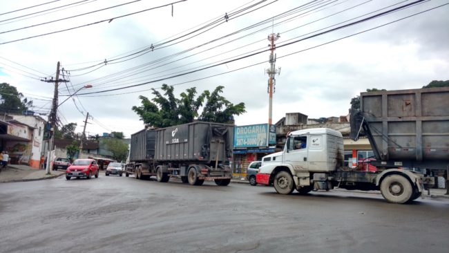 Cena rotineira: caminhões circulando pelas ruas de Jardim Gramacho